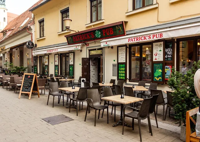 אורחן Patrick's Pub *